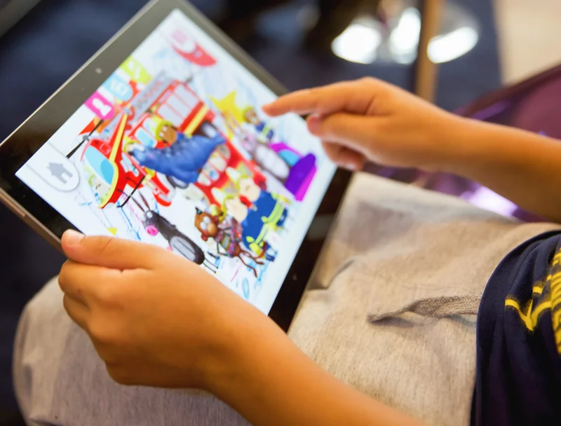 Kind gestaltet mit Movie Adventure eine eigene Geschichte auf einem Tablet